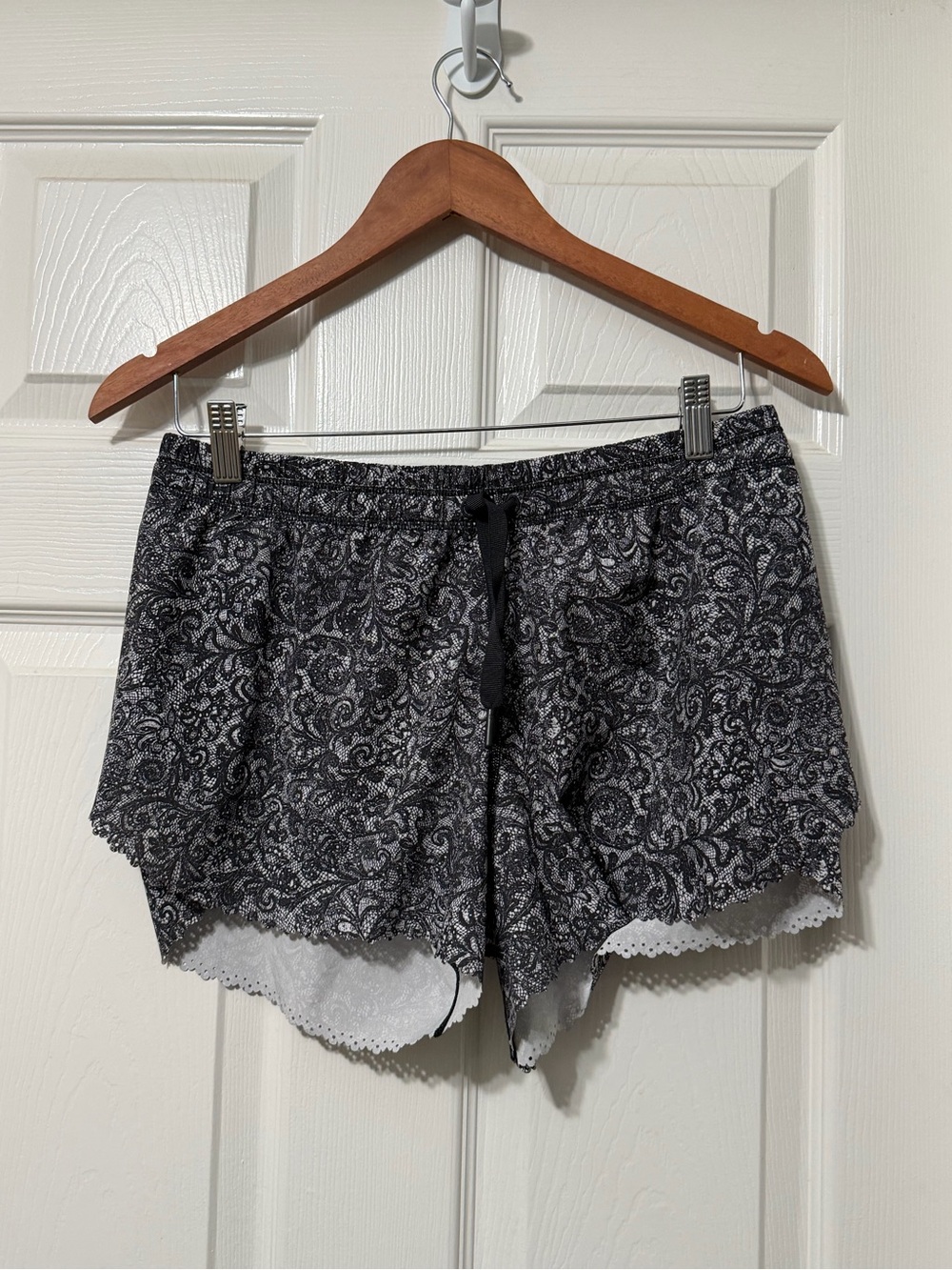 lululemon athletica hit it shorts size 6 vguc